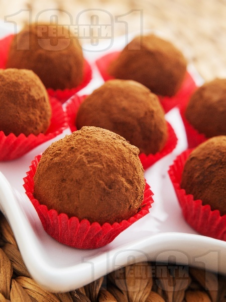Домашни бонбони топчета с бисквити, течен шоколад, масло, орехи и какао - снимка на рецептата